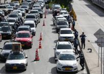 03 de Junio 2024.
A la altura del puente peatonal de Bosa La Estación, un control por parte de agentes de movilidad distrital, regula el ingreso de vehículos durante el Lunes Festivo en donde aplica el pico y placa regional para ingresar a la capital.
Foto: César Melgarejo/ El Tiempo @cesarmelgarejoa 
 Crédito: CEET Fotógrafo: CESAR MELGAREJO