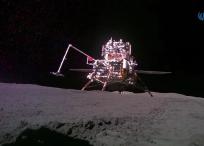 - (China), 04/06/2024.- Una foto distribuida por la Administración Espacial Nacional de China (CNSA) el 04 de junio de 2024 muestra una vista del módulo de ascenso tomado desde la «cámara móvil» que lleva la sonda Chang'e-6 después de aterrizar en la superficie lunar. El módulo de ascenso de la sonda china Chang'e-6, que transporta muestras recogidas en la cara oculta de la Luna, despegó de la superficie lunar el 4 de junio. El ascensor entró con éxito en una órbita predeterminada alrededor de la Luna, informó la CNSA. El Chang'e-6 había aterrizado previamente en la cara oculta de la Luna el 2 de junio. EFE/EPA/CNSA HANDOUT -- MANDATORY CREDIT -- HANDOUT EDITORIAL USE ONLY/NO SALES HANDOUT EDITORIAL USE ONLY/NO SALES

Traducción realizada con la versión gratuita del traductor DeepL.com