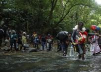 Migrantes cruzando la selva del DariÃ©n. (Foto de archivo)