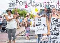 Manifestantes protestan contra el turismo masivo en Fuerteventura, islas Canarias, y piden un cambio de ese modelo turístico.
