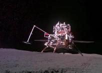 El módulo de aterrizaje y ascenso de la misión china Chang'e 6 recoge muestras del suelo en la cara oculta de la Luna.