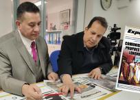 William Pineda y Pedro Prado revisan la última edición de Express News.