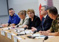 La presidenta suiza Viola Amherd y el ministro de Asuntos Exteriores suizo, Ignazio Cassis, hablan el 10 de junio de 2024 en Berna durante una conferencia de prensa previa a una conferencia de paz en Ucrania organizada por Suiza.