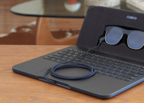 El portátil Spacetop G1 se conecta a las gafas de realidad aumentada mediante un cable USB.
