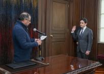 El presidente Petro tomando el juramento al nuevo ministro de Comercio, Luis Carlos Reyes.
