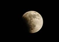 En un eclipse lunar parcial, solo una porción de la Luna atraviesa la umbra.