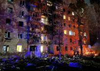 Incendio en un edificio de viviendas tras un ataque con misiles en Kursk, Rusia.