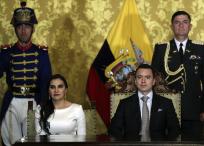Fotografía de archivo del 23 de noviembre de 2023 del presidente de Ecuador, Daniel Noboa (d), junto a la vicepresidenta, Verónica Abad (i), en un acto protocolario en el Palacio de Carondeletale en Quito (Ecuador). La denuncia de la vicepresidenta de Ecuador, Verónica Abad, contra el presidente, Daniel Noboa, por presunta violencia política de género agudizó el pulso político que mantienen desde que comenzó la campaña electoral para la segunda vuelta de las elecciones de 2023, y ocurre en un momento clave con miras a los comicios de 2025. Este lunes trascendió que la también embajadora en Israel interpuso la denuncia ante el Tribunal Contencioso Electoral (TCE), institución que, en una accidentada sesión, removió el lunes a su presidente, Fernando Muñoz, y designó a Ivonne Coloma como su sucesora. EFE/ José Jácome