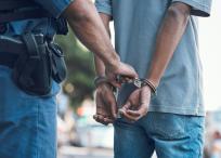 El hombre fue detenido por las autoridades.