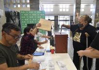 Una mujer deposita su voto en una urna, durante la segunda vuelta de las elecciones presidenciales, este domingo, en Montevideo (Uruguay). Los 7.225 centros de votación habilitados para la segunda vuelta de las elecciones presidenciales que Uruguay afronta este domingo y en las que podrán votar unos 2,7 millones de ciudadanos se encuentran abiertos desde las 8:00 hora local. EFE/ Martín Martínez