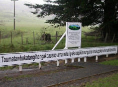 Taumatawhakatangihangakoauauotamateaturipukakapikimaun es un pueblo ubicado en Nueva Zelanda.
