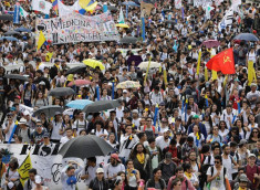 Los estudiantes se movilizan en Bogotá en defensa de la educación superior pública,