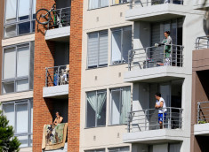 El contacto humano durante la pandemia se reduce en ocasiones a ver la vida desde el balcón de la casa.