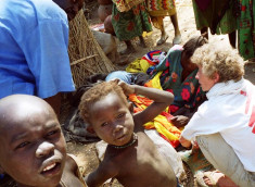 Desde finales de 2005, el este de Chad, cerca de la frontera con Sudán, fue escenario de enfrentamientos entre las fuerzas gubernamentales y los rebeldes chadianos. A esta situación, se sumó el conflicto entre Chad y las milicias armadas de Sudán, lo que provocó el ataque a aldeas y la muerte de civiles. La violencia se intensificó durante el segundo semestre de 2006, obligando a la población a huir de sus hogares. En el departamento de Dar Sila, el más afectado por el conflicto, más de la mitad de la población se estableció en campos para desplazados en condiciones insalubres alrededor de pueblos y aldeas como Goz Beida, Ade o Dogdoré Koukou. Junio de 2006.