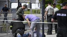 La policía detuvo a un hombre en el lugar donde dispararon al Primer Ministro Robert Fico en Handlova, Eslovaquia.