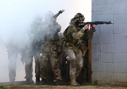 Soldados ucranianos participan en un ejercicio de entrenamiento operado por las fuerzas armadas británicas.