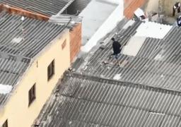 El adolescente saltó paredes para evadir la Policía.