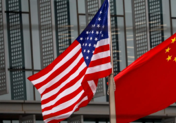 Las banderas de Estados Unidos y China ondean ante un edificio en Pekín, en una imagen de archivo.