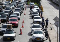 03 de Junio 2024.
A la altura del puente peatonal de Bosa La Estación, un control por parte de agentes de movilidad distrital, regula el ingreso de vehículos durante el Lunes Festivo en donde aplica el pico y placa regional para ingresar a la capital.
Foto: César Melgarejo/ El Tiempo @cesarmelgarejoa 
 Crédito: CEET Fotógrafo: CESAR MELGAREJO