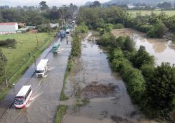 Inundación en la autopista norte . Este jueves 7 de noviembre continúa la emergencia por las inundaciones en la autopista norte, en Bogotá. Carros permanecen en esta importante a la espera de grúas que los "rescaten" o que el nivel del agua descienda. Los habitantes de la capital del país siguen expresando en las redes sociales sus opinones acerca de lo que está pasando. Bogotá 7 de noviembre del 2024. FOTO MAURICIO MORENO CEET EL TIEMPO