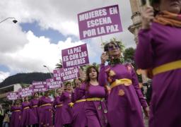 Bogotá. 25 de Noviembre de 2024. En la Plaza de Bolivar y en algunas de las calles del centro de Bogotá, un grupo de mujeres que hacen parte del "Festival de Mujeres en Escena por la Paz", realizaron una movilización en acto simbólico llamado Mujeres Tierra, por el Día Internacional de la Eliminación de la Violencia contra la Mujer, este acto fue creación colectiva de la Escuela de Mujeres en Escena 
Dirigido por Patricia Ariza y codirección de Nohra Gonzalez y Angela Triana. Foto: Sergio Acero Yate / El Tiempo.