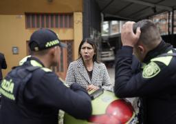 Silvia Osorio hablando con los policías sobre su desalojo.