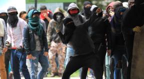 Estudiantes se enfrentaron a piedra con el Esmad en la Universidad Nacional.