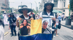 Hermanos de Ania marchan el 10 de mayo en México por las personas desaparecidas.