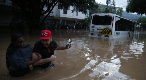 Cali, Colombia 15 mayo 2024
Grave emergencia en el norte y centro de Cali por fuertes lluvias que colapsaron las vías, provocando inundaciones, caída de árboles y que cientos de vehículos quedaran atrapados en las aguas.