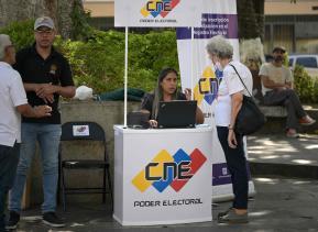 Venezolanos acuden en Caracas a jornada de actualización  y registro para elecciones presidenciales.