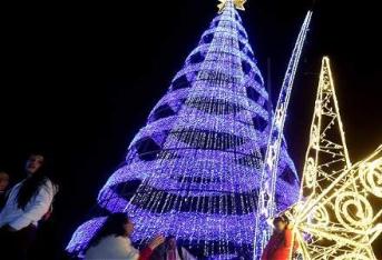 La pieza más llamativa del alumbrado en el parque El Tunal es un árbol de Navidad de 50 metros.