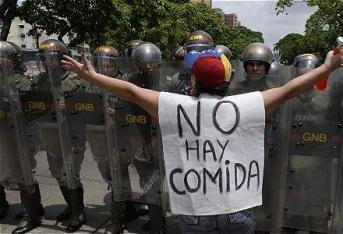 Una venezolana protesta en las calles de Caraca, durante una de las manifistaciones en contra del presidente Maduro.