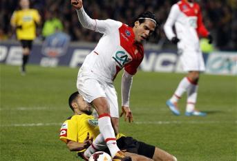 Soner Ertek: el exjugador del equipo francés Monts d'or Azergues Chasselay (abajo) fue el causante de la lesión a Falcao. El jugador fue amenazado y luego se retiró de las canchas.