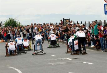 Otro evento tradicional que atrajo gran cantidad de público fue la competencia de carritos de belineras, que esta vez se llamó Manizales Gravity.