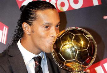 Fue Ronaldinho en el 2005 el que ganó las dos distinciones. El Balon de Oro de 'France Football' y Mejor Jugador Mundial de la Fifa.