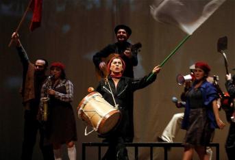 Acto seguido, el cincuentenario grupo bogotano presentó su más reciente obra, 'Camilo', ante un Teatro Los Fundadores con lleno total.