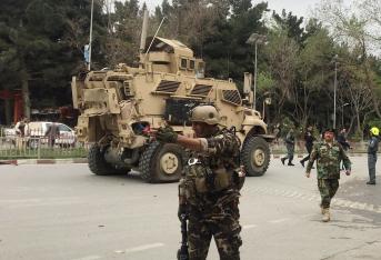 El grupo terrorista atacó un convoy de la OTAN en Kabul, donde nueve personas murieron y 28 resultaron heridas, en el primer atentado del grupo en la capital desde que Estados Unidos lanzó el pasado 13 de abril, la llamada "madre de todas las bombas" contra una de sus bases.