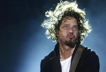 El cantante estadounidense Chris Cornell, vocalista de los grupos Soundgarden y Audioslave, murió en la noche de este miércoles a los 52 años en la ciudad de Detroit por causas que aún se desconocen.