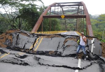 Por culpa de una falla geológica, este puente en Otanche, Boyacá, quedó destruido.