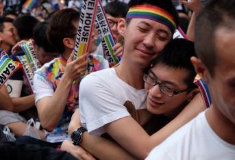 Taiwan se convirtió en el primer país asiático en legalizar el matrimonio de personas del mismo sexo. El Terminal de Justicia de ese país determinó que las leyes violaban las garantías constitucionales de igualdad y el Parlamento tiene dos años para garantizar este derecho.
