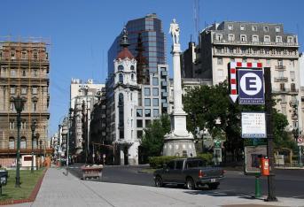 Buenos Aires es la ciudad mejor ubicada en el escalafón de Latinoamérica. Según 'Cities in Motion', la capital argentina está entre las cincuenta ciudades con el mejor sistema de transporte del mundo. Así mismo, el estudio destaca su capital humano.