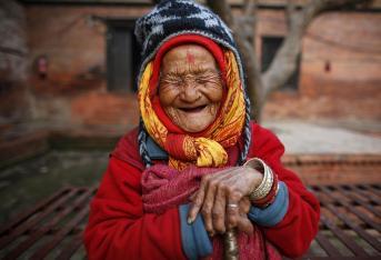 Tirtha Maya Rai, de 100 años de edad, ríe en la residencia de ancianos Pashupati Briddhashram, la única residencia de ancianos pública de Nepal.