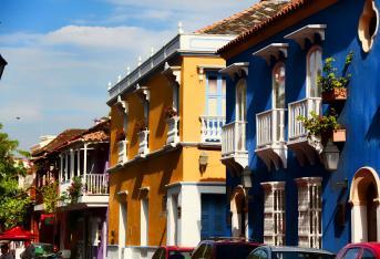 Cartagena de Indias se caracteriza por su arquitectura, apreciada en sus edificaciones de carácter civil, militar y religioso.