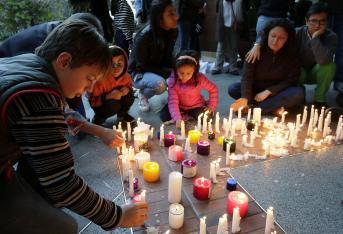 Con velas y flores, ciudadanos espontáneos y funcionarios rindieron homenaje a las víctimas mortales y personas heridas tras el atentado de este 17 de junio.