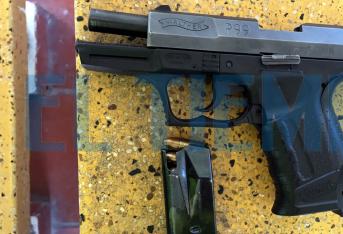 Esta pistola 9 milímetros estaba en poder de una de las mujeres capturadas. Este sábado se llevaron a cabo 10 allanamientos en el marco de las investigaciones por el atentado al centro comercial Andino.