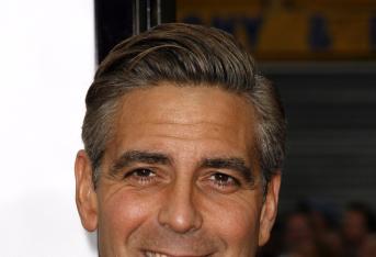George Clooney
Este actor estadounidense que se ha llevado el título de galán de Hollywood inició su carrera artística a través de un papel secundario en la serie de televisión Centennial en 1978, para posteriormente lanzarse al estrellato con la interpretación de Doug Ross en la serie NBS ER y su participación en películas como ‘Batman y Robin’, ‘Ocean’s Twelve’ y ‘El Pacificador’. Gracias a su trayectoria ha recibido cuatro Globos de Oro, dos Premios Óscar y un BAFTA.