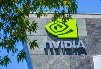 Nvidia. Según Forbes entre las empresas más inteligentes en el mundo se encuentra Nvidia. Valuada por 90.9 mil millones de dólares, el principal negocio de esta organización es la venta de procesadores graficos para videojuegos. Además de ello, se ha especializado en lo relacionado con inteligencia artificial.