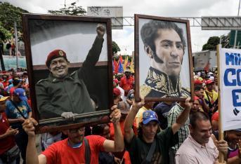 Este viernes, los 545 representantes electos en el controvertido proceso tomarán sus puestos como "constituyentistas" para conformar el pleno que comenzará a redactar la nueva Constitución venezolana. Mientras tanto, en las calles se mantienen las marchas a favor y en contra de Nicolás Maduro.