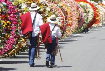 510 silletas y 23 silleteros que estuvieron hace 60 años en el primer desfile despidieron la feria de las flores.