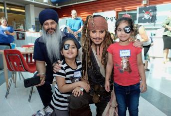 Los niños se sorprendieron con la inesperada visita y algunos lucieron atuendos, disfraces y máscaras alusivas a ‘Piratas del Caribe’.